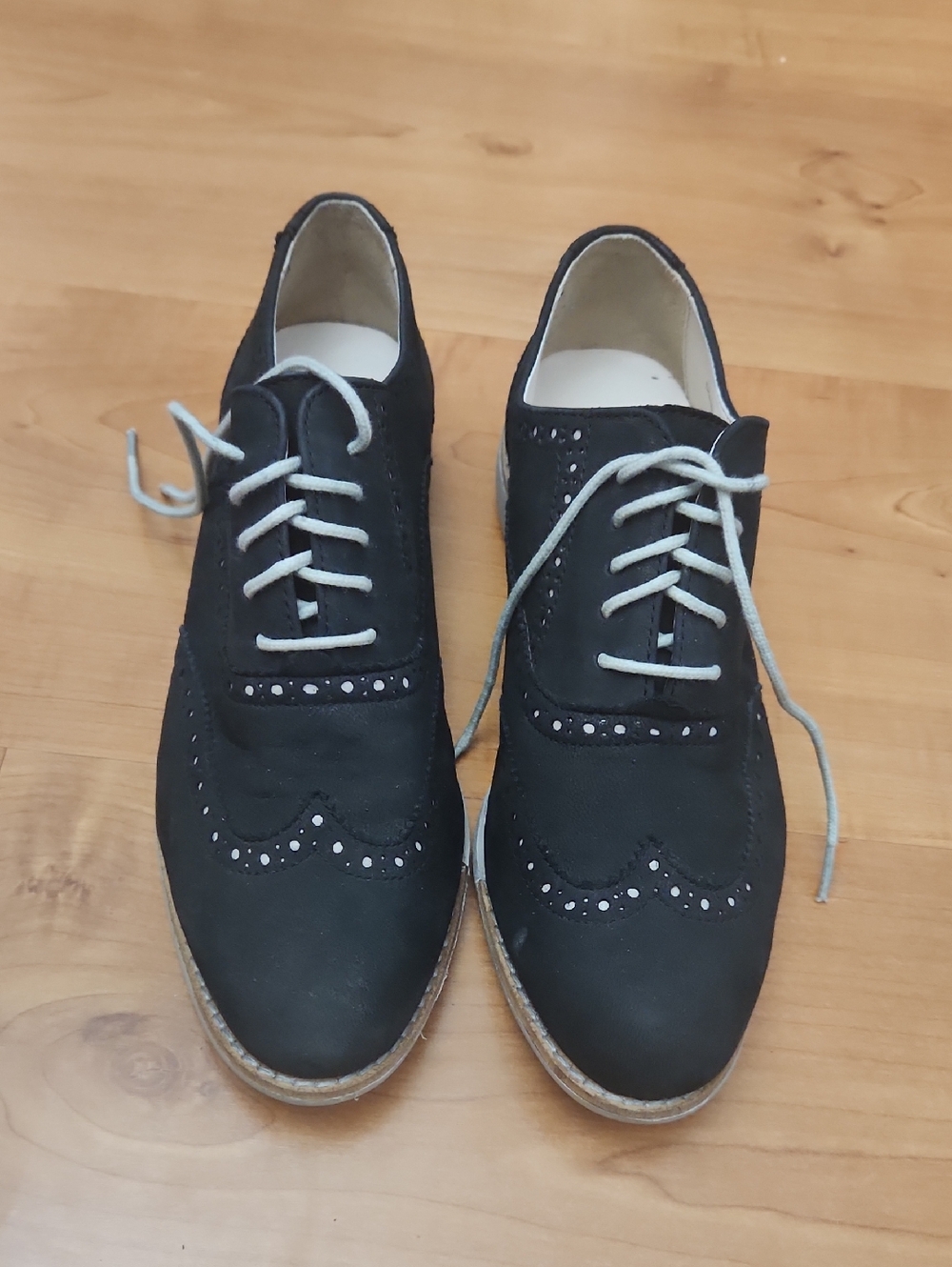 Women's Black Wingtip Derby Oxfords with Contrasting Cream Laces
